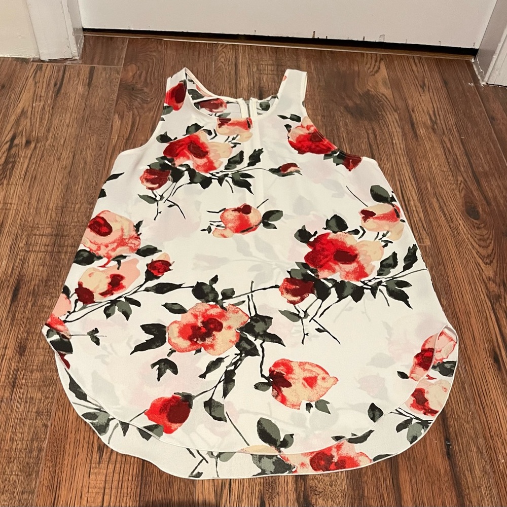 Wilfred Floral Size Small top.
100% Polyester 
Trim 100% Silk